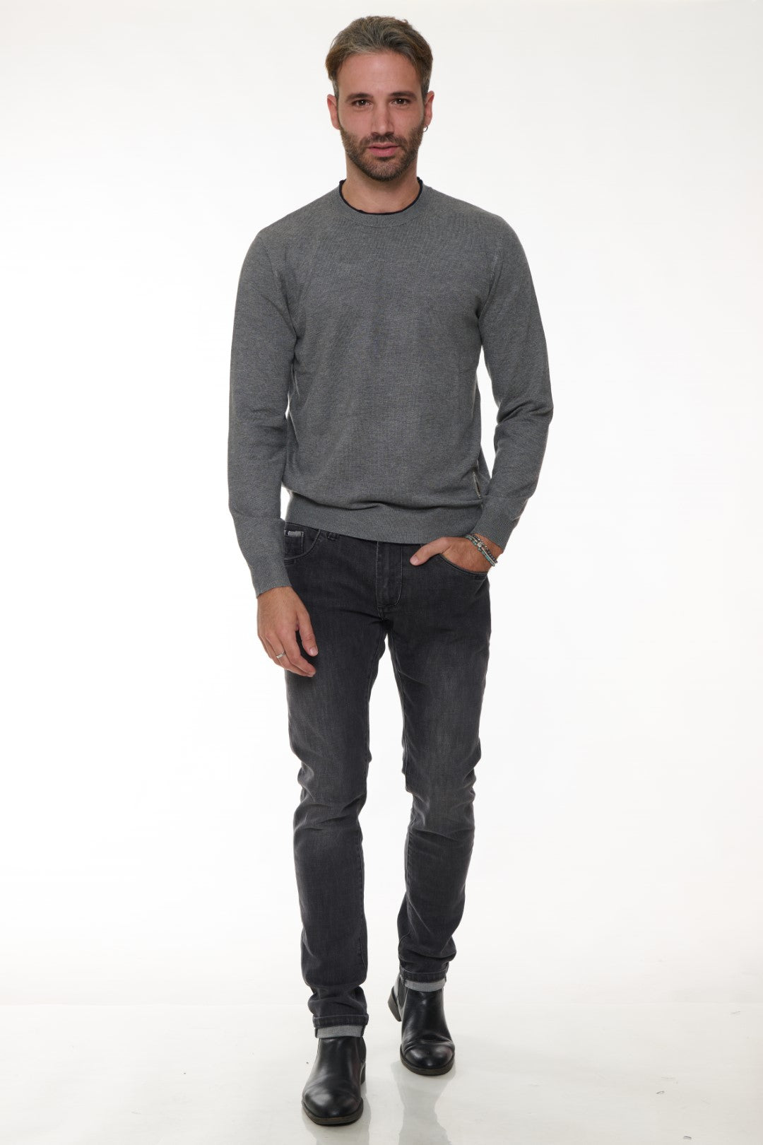 Crewneck sweater with patch